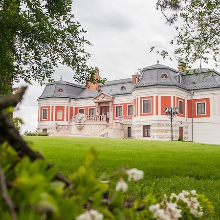 Voeroes Kastely Kunbaracs Buitenkant foto