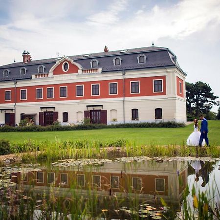 Voeroes Kastely Kunbaracs Buitenkant foto