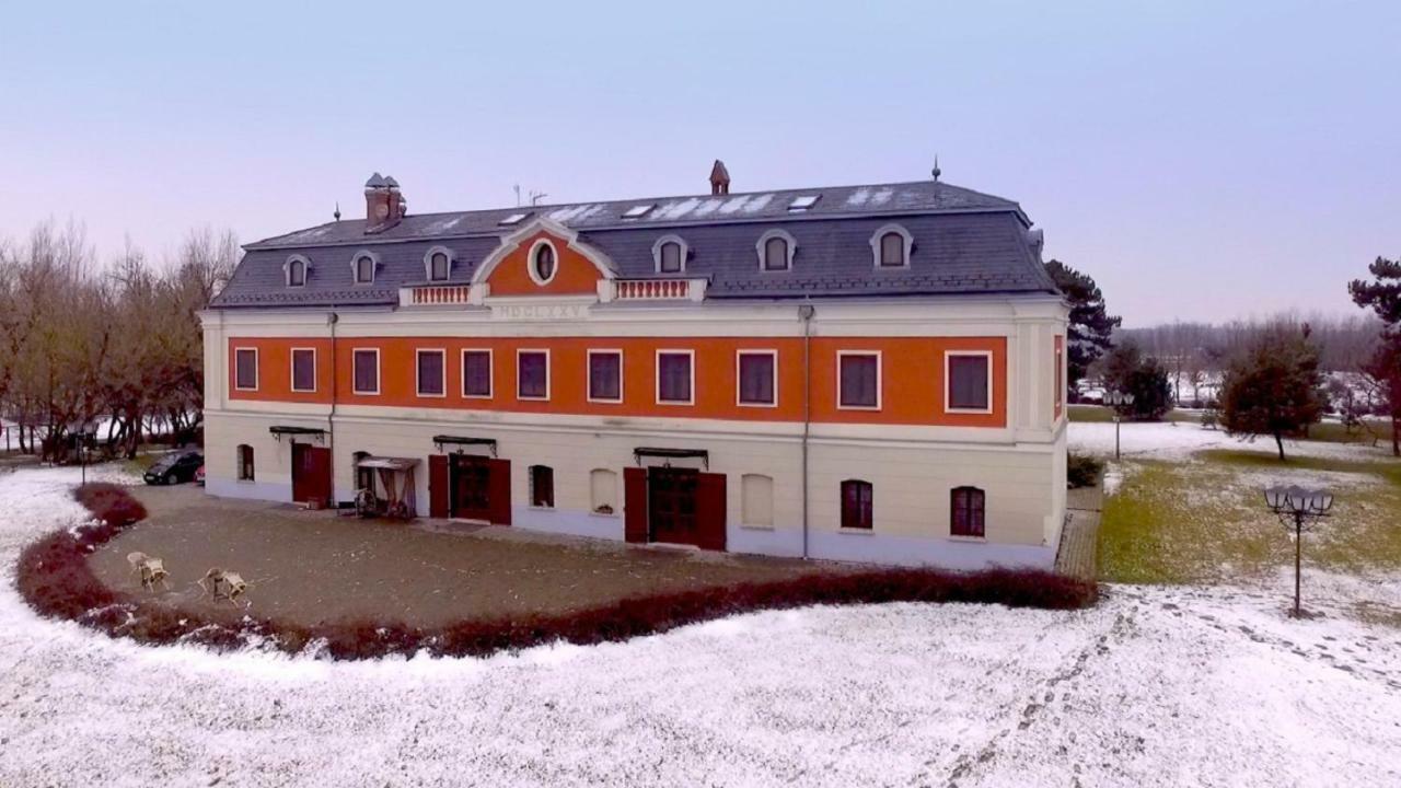 Voeroes Kastely Kunbaracs Buitenkant foto