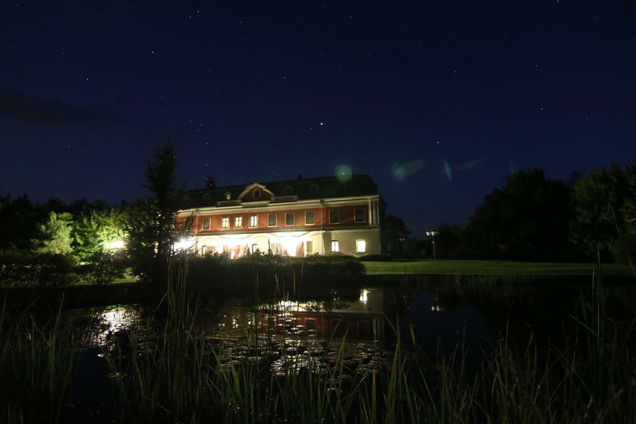Voeroes Kastely Kunbaracs Buitenkant foto